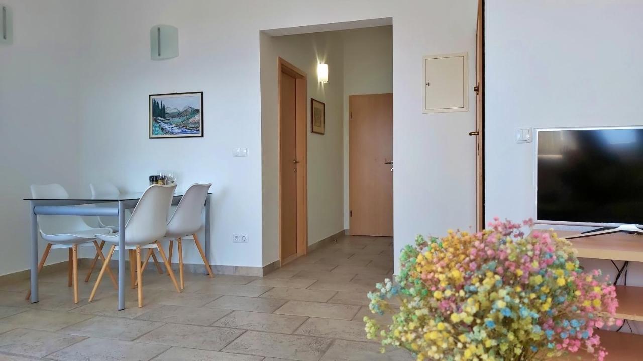 Apartments Borak Omis Bagian luar foto