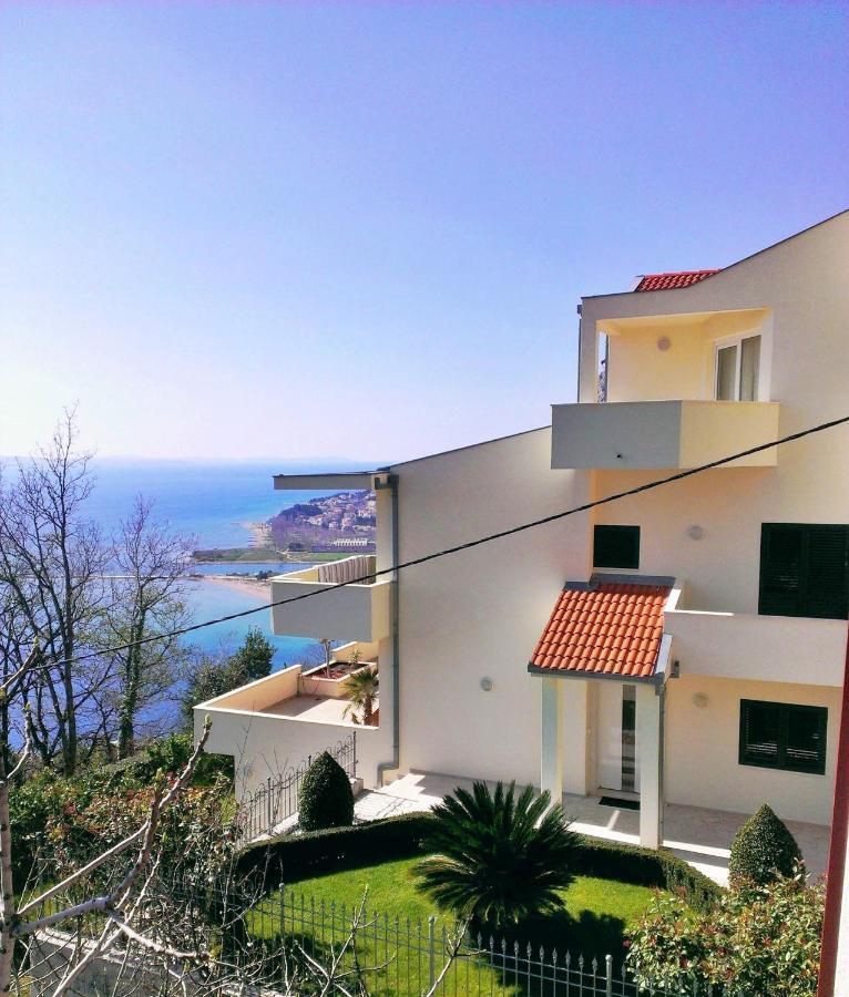 Apartments Borak Omis Bagian luar foto